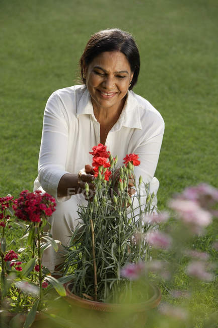 Индийская женщина с цветами — стоковое фото