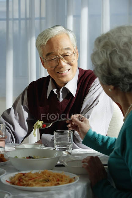 Casal de idosos na mesa de jantar — Fotografia de Stock