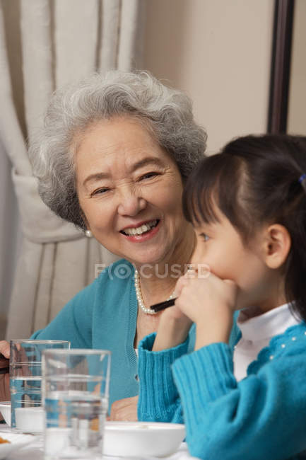 Abuela y nieto en la cena - foto de stock