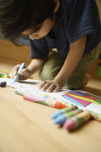 Pequeno menino colorir — Fotografia de Stock