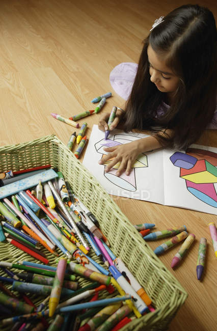 Little girl coloring — Stock Photo