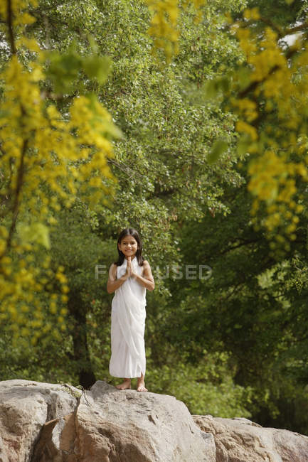 Menina em sari branco — Fotografia de Stock