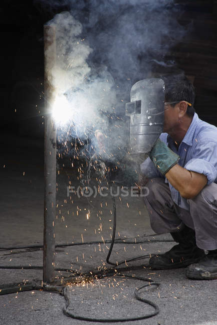 Mature man welding — Stock Photo