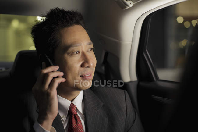 Бізнесмен в машині розмовляє по телефону — стокове фото