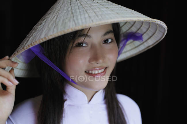 Femme au chapeau traditionnel — Photo de stock