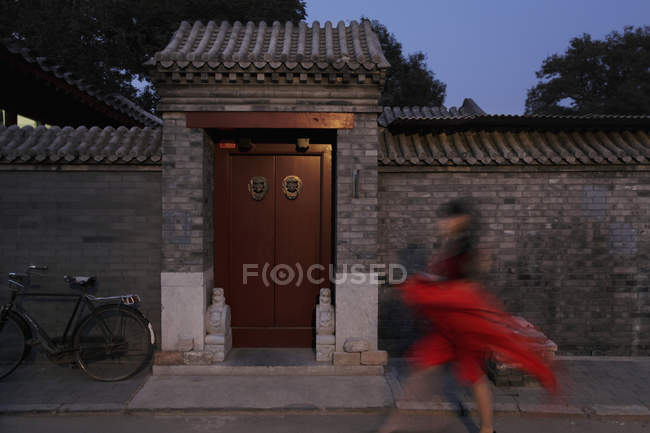 Woman walking in front of  Hutong — Stock Photo