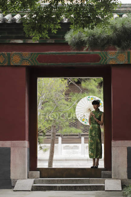 Femme portant la robe traditionnelle chinoise — Photo de stock