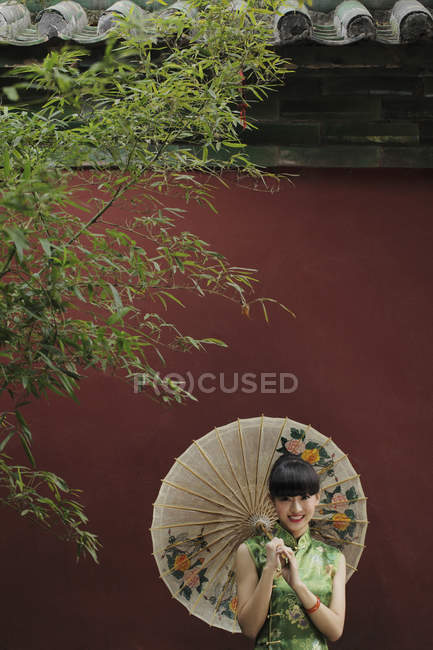 Donna che indossa un abito tradizionale cinese — Foto stock
