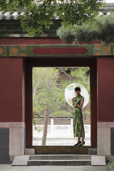 Donna che indossa un abito tradizionale cinese — Foto stock