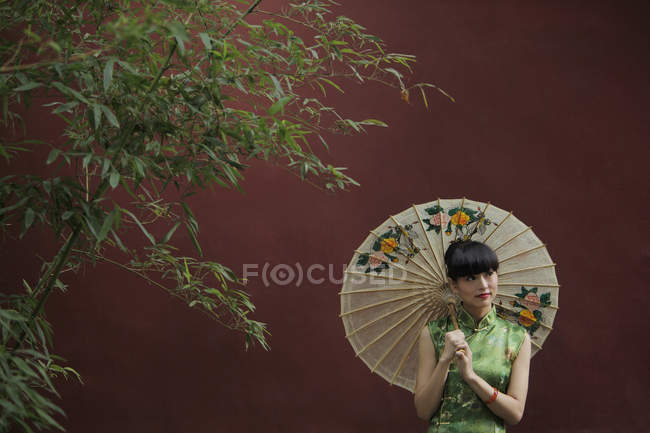 Femme portant la robe traditionnelle chinoise — Photo de stock