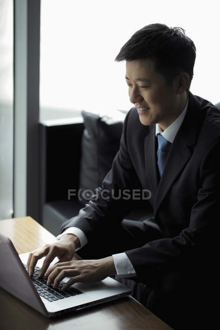 Geschäftsmann arbeitet am Laptop — Stockfoto