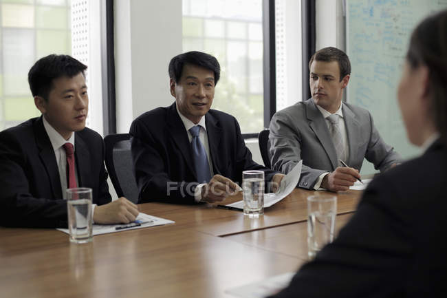 Empresários que se reúnem — Fotografia de Stock