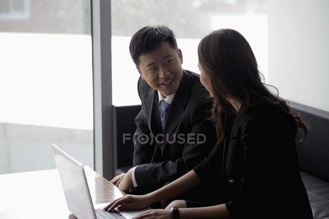 Homem e mulher trabalhando no laptop — Fotografia de Stock