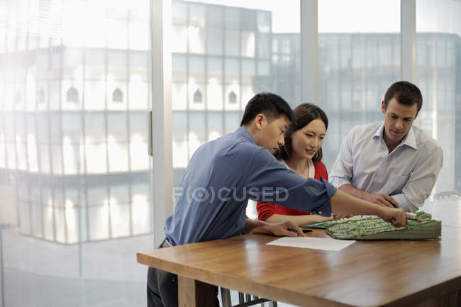 Arquitetos que têm reunião no escritório — Fotografia de Stock