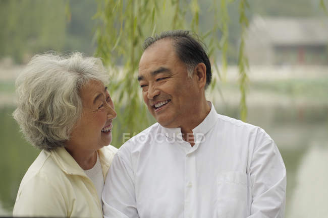 Старшая пара улыбается — стоковое фото