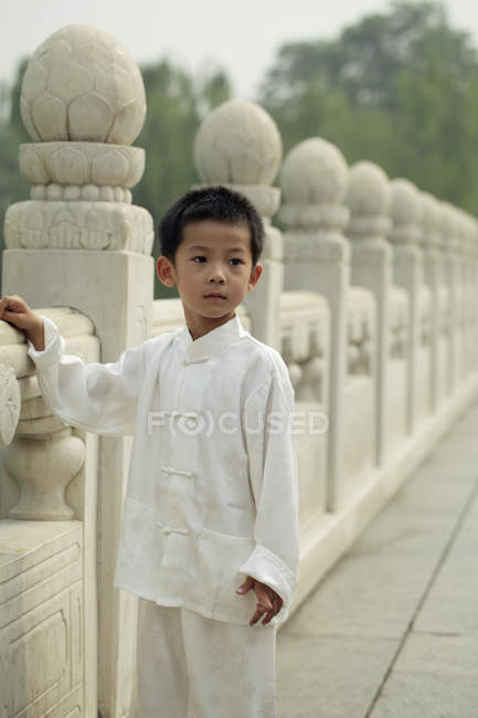 Junge in traditioneller Kleidung — Stockfoto
