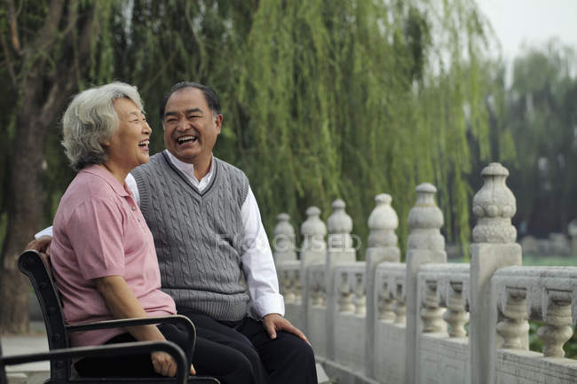 Couple âgé assis sur le banc — Photo de stock