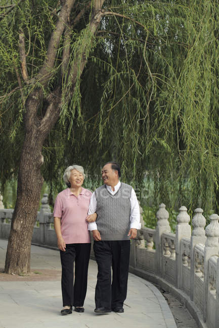 Seniorenpaar spaziert in Park — Stockfoto