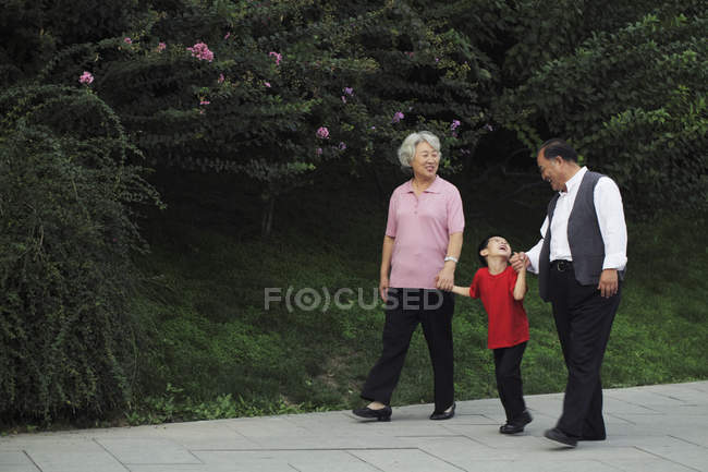 Abuela, abuelo y nieto - foto de stock