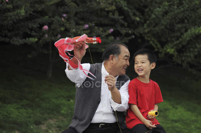 Abuelo y nieto jugando - foto de stock