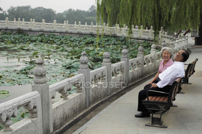 Seniorenpaar sitzt auf Parkbank — Stockfoto