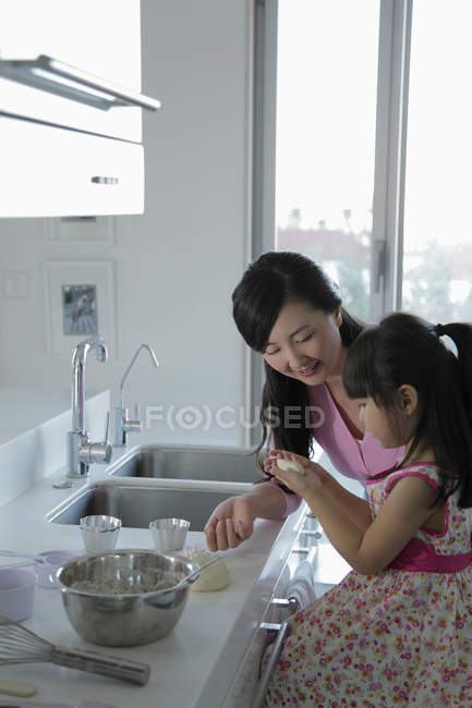 Mother teaching daughter cooking — Stock Photo