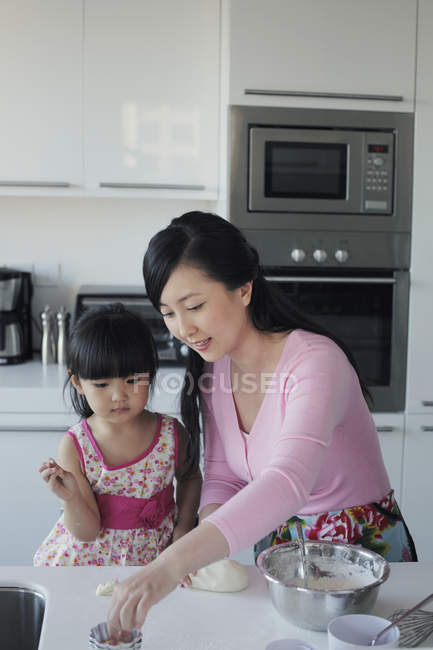 Мати навчає дочку готувати — стокове фото