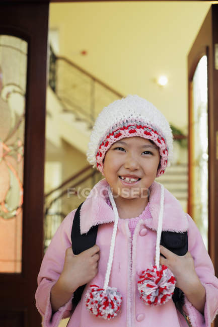 Jovem menina sair de casa — Fotografia de Stock