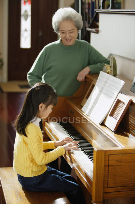 Ragazza che suona il pianoforte — Foto stock