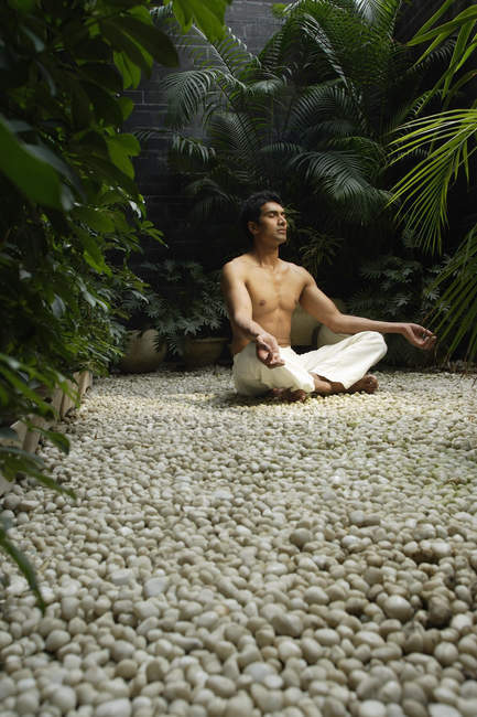 Homem fazendo exercícios de ioga — Fotografia de Stock