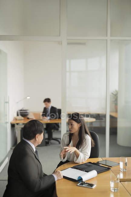 Businesswoman having discussion with colleague — Stock Photo