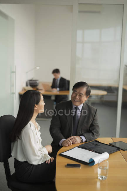 Бізнес-леді обговорення з колегою — стокове фото