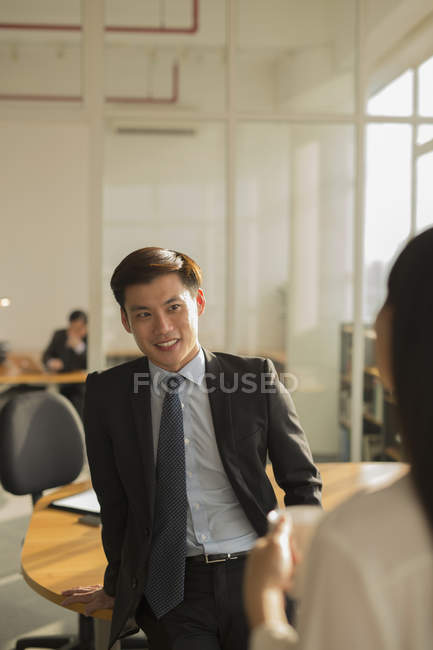 Businessman talking to colleague — Stock Photo
