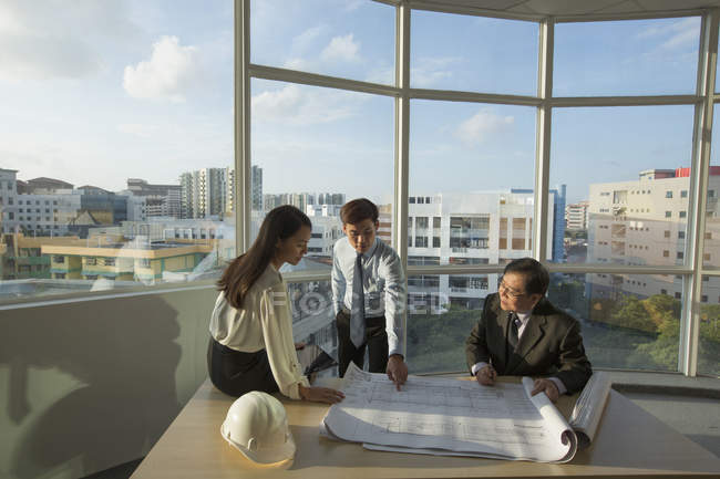 People discussing architectural plans — Stock Photo