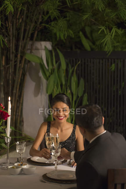 Homem e mulher no jantar formal — Fotografia de Stock