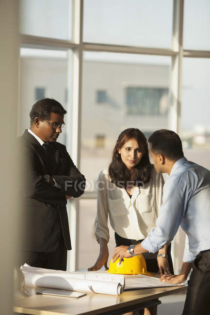 Arquiteto discutindo com clientes — Fotografia de Stock