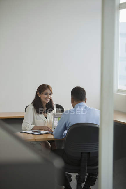 Businessman discussion with colleague — Stock Photo