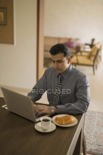 Бізнесмен працює вдома — стокове фото