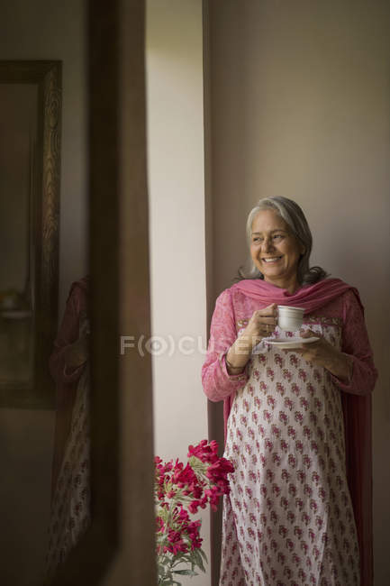 Femme mûre avec tasse de thé — Photo de stock