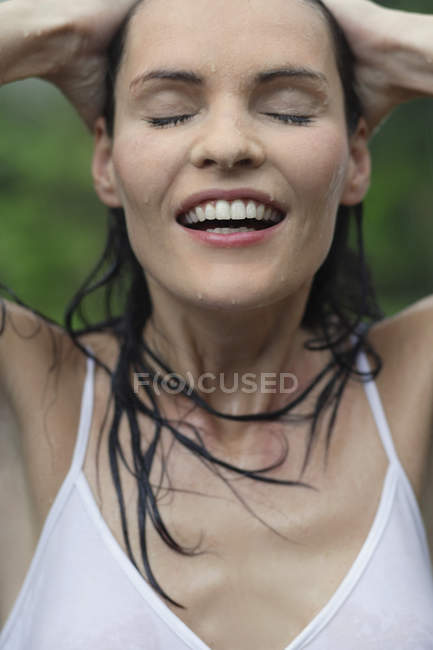 Женщина, стоящая под дождем — стоковое фото