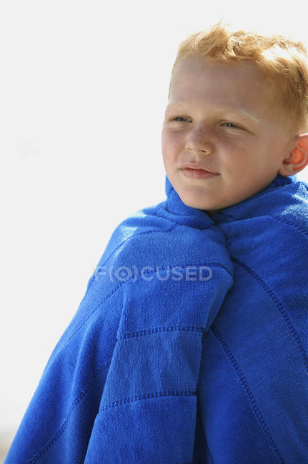 Garçon enveloppé dans une serviette bleue — Photo de stock