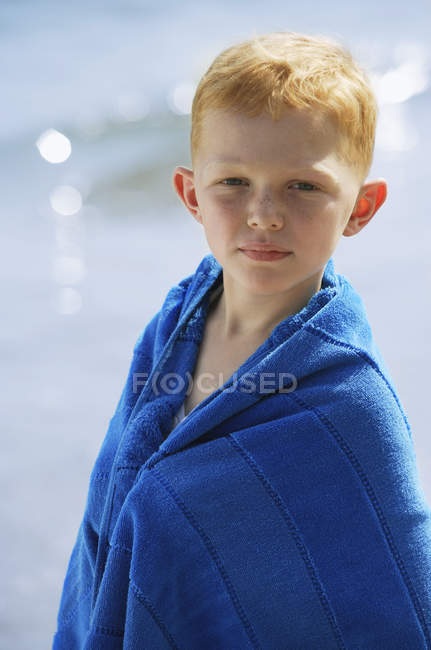 Ragazzo avvolto in asciugamano blu — Foto stock