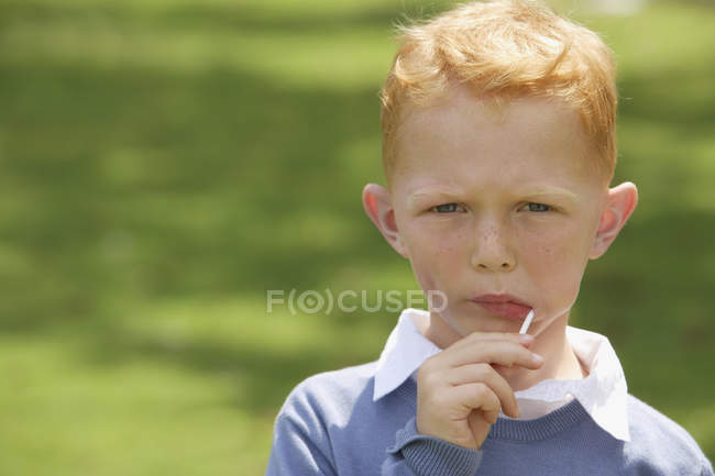 Маленький мальчик с присоской — стоковое фото