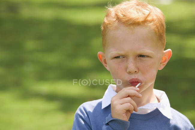 Маленький мальчик с присоской — стоковое фото
