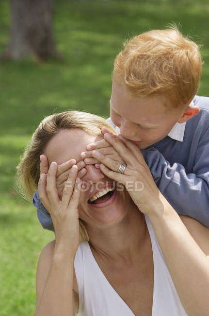 Junge spielt mit Mutter — Stockfoto