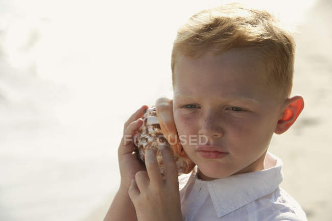 Мальчик слушает мореплавателя — стоковое фото