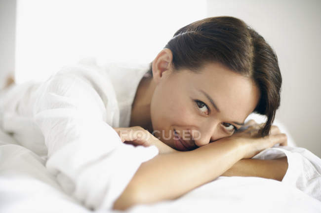 Femme couchée au lit — Photo de stock