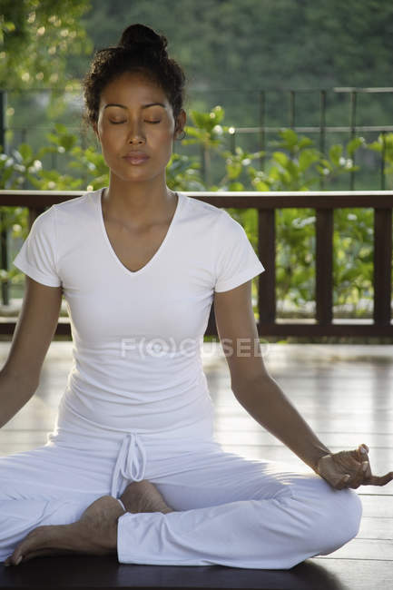 Mujer haciendo ejercicios de yoga - foto de stock