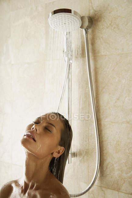 Donna che fa la doccia — Foto stock