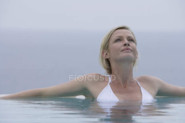 Femme blonde dans la piscine — Photo de stock